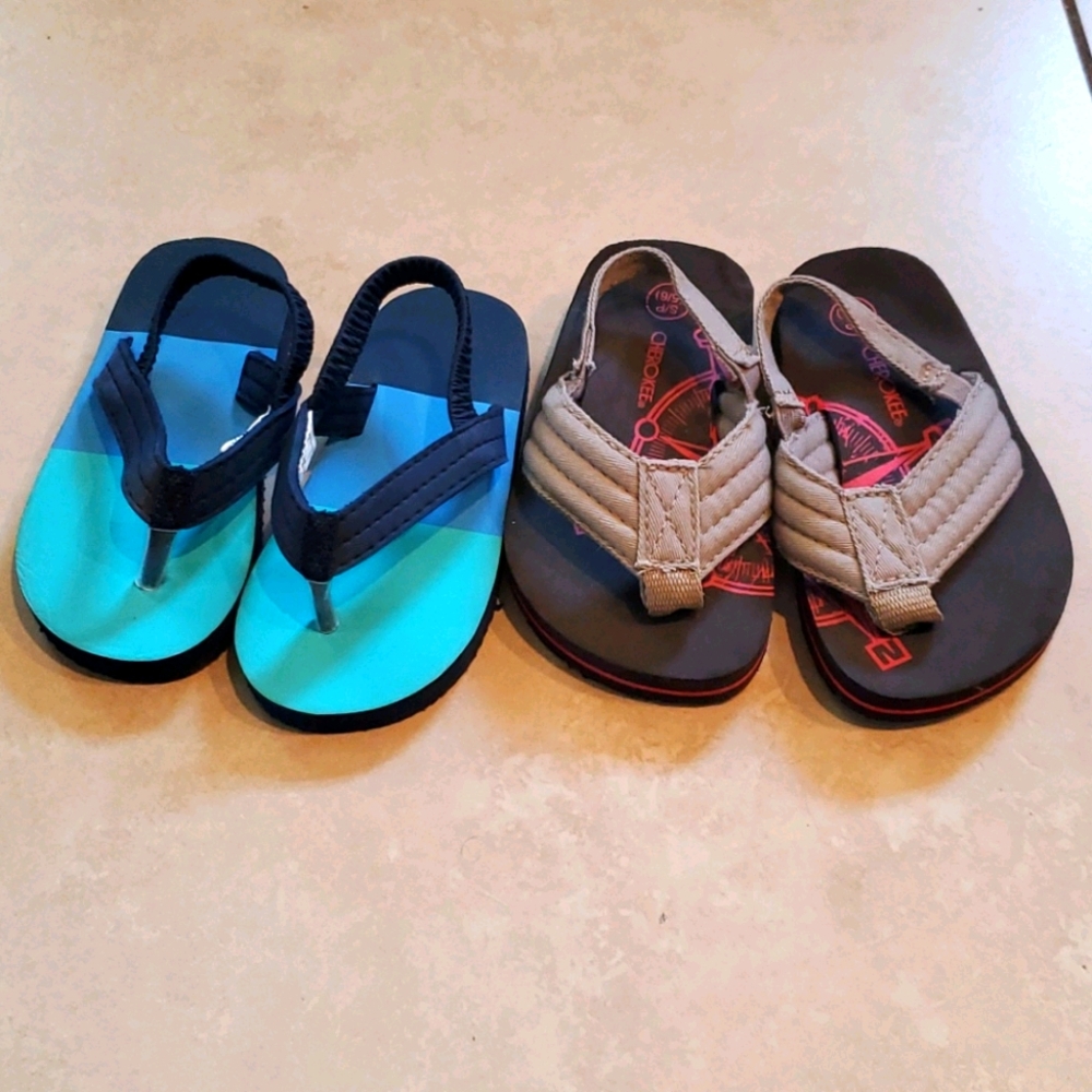 3 for $12 💚 Two pairs toddler flip flops